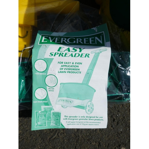 600 - An EasyGreen spreader.