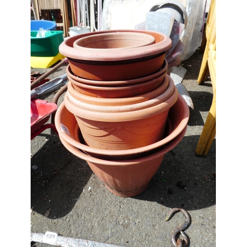 610 - An assortment of plastic plant pots.