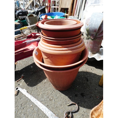 610 - An assortment of plastic plant pots.