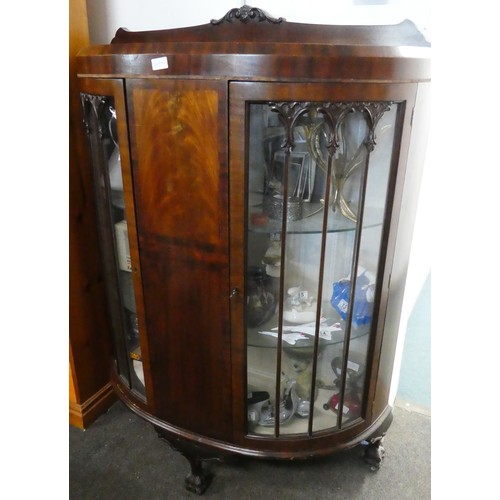 47 - A vintage mahogany china cabinet, measuring 97x130x35cm.