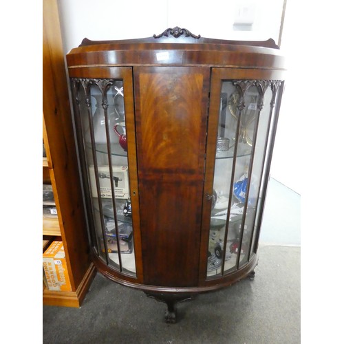 47 - A vintage mahogany china cabinet, measuring 97x130x35cm.