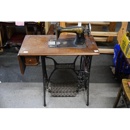 107 - An antique Singer Sewing machine table, measuring 76x98x41cm.