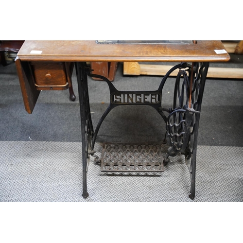 107 - An antique Singer Sewing machine table, measuring 76x98x41cm.