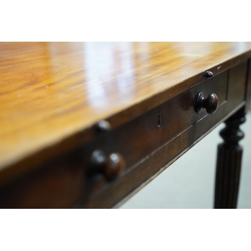 150 - A stunning antique dining table on castors & drawers to 2 sides. 127x118x65cm.