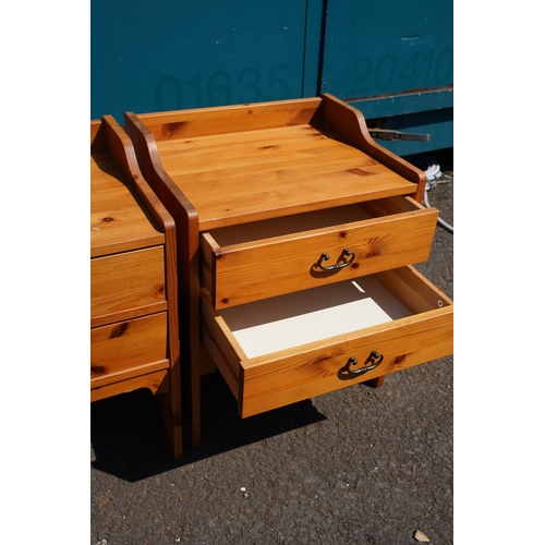 22 - A pair of pine bedside lockers.