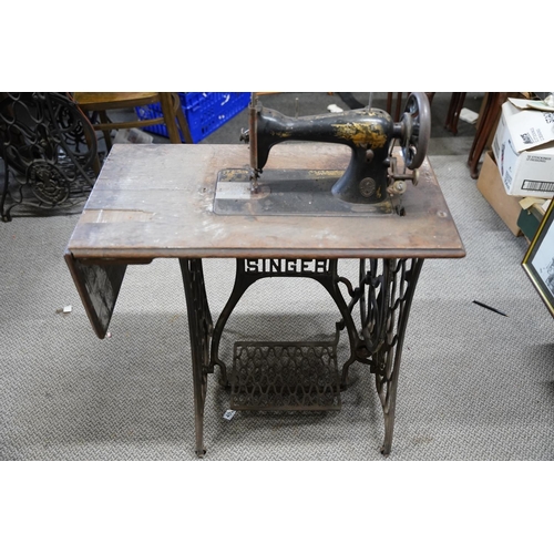 91 - An antique Singer Sewing machine table, measuring 76x98x41cm.