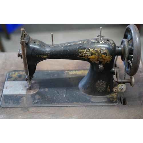 91 - An antique Singer Sewing machine table, measuring 76x98x41cm.