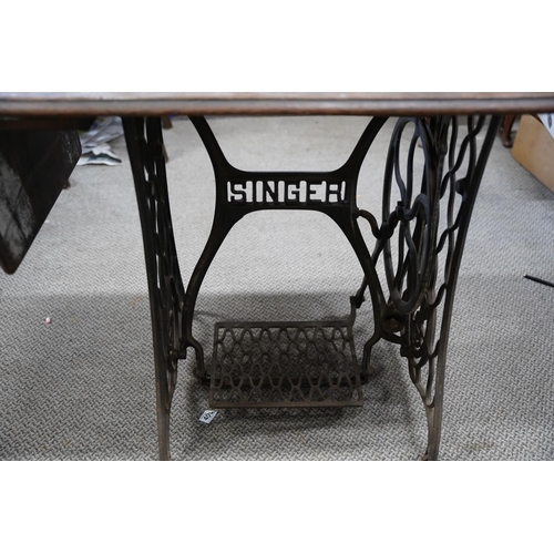 91 - An antique Singer Sewing machine table, measuring 76x98x41cm.