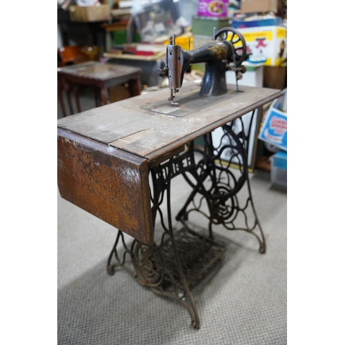 91 - An antique Singer Sewing machine table, measuring 76x98x41cm.