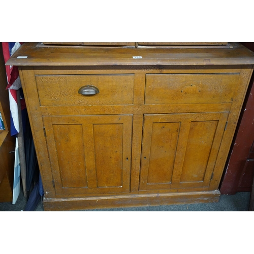 144 - A stunning antique Irish bookcase/dresser with scumble glaze, measuring 111x182x43cm.