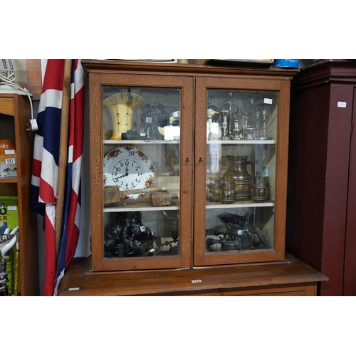 144 - A stunning antique Irish bookcase/dresser with scumble glaze, measuring 111x182x43cm.