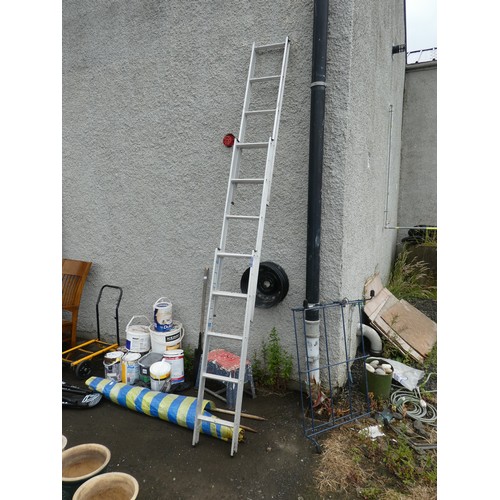 620 - An extending metal ladder.