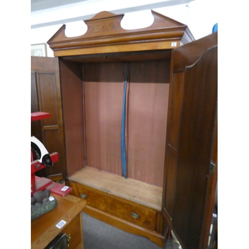 87 - A stunning antique mahogany and walnut two door wardrobe with mirror panels, measuring 150x230x52cm.