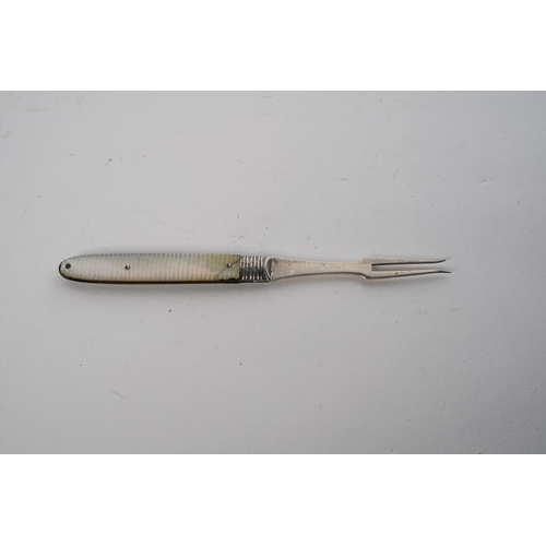 551 - A stunning Sterling Silver pickle fork in a silver plate and mother of pearl case.