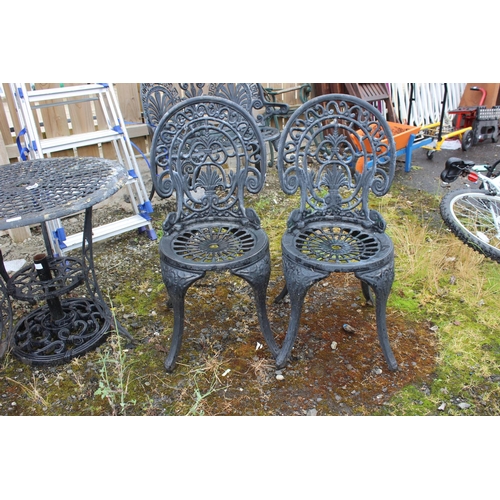 558 - A stunning metal garden table and four chair set, including parasol base.