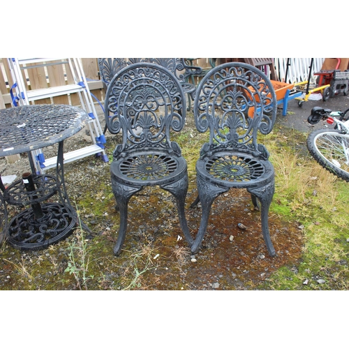 558 - A stunning metal garden table and four chair set, including parasol base.