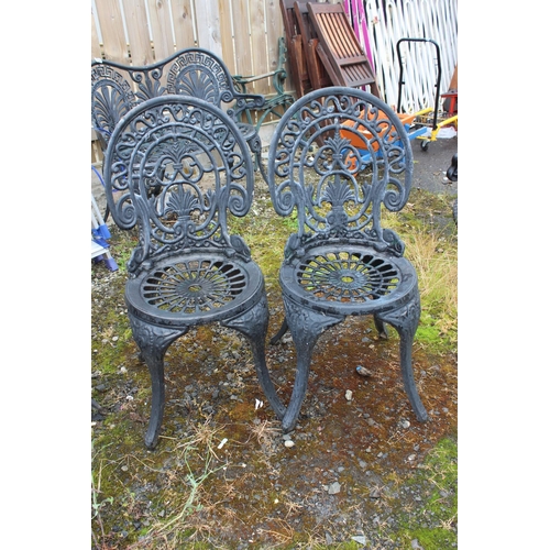 558 - A stunning metal garden table and four chair set, including parasol base.