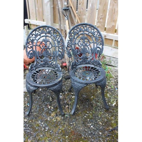 558 - A stunning metal garden table and four chair set, including parasol base.