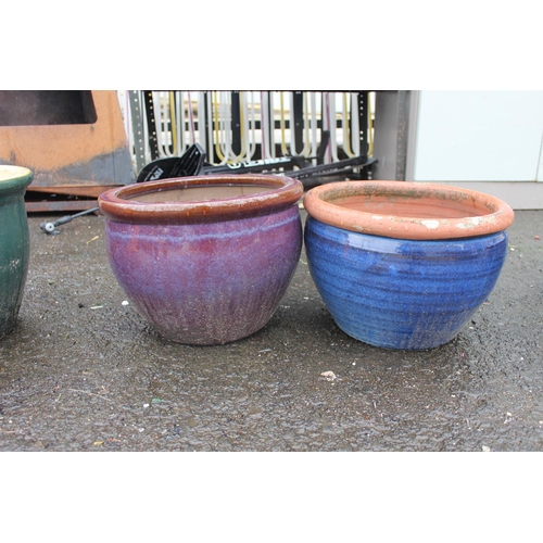 580 - Two glazed plant pots.