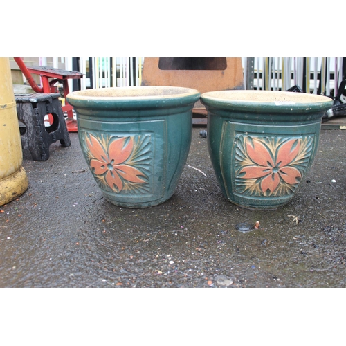 581 - Two glazed plant pots.