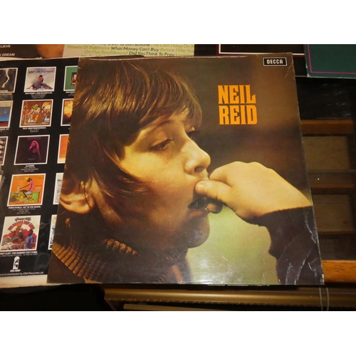 414 - A lot of vintage records/albums to include Glen Campbell, David Bowie (sleeve only), Neil Reid, John... 