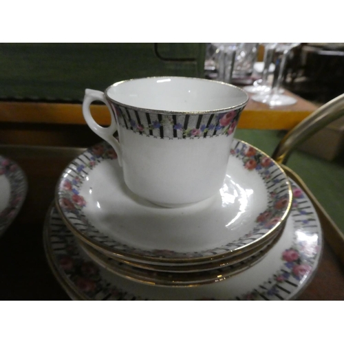 446 - A vintage floral patterned tea set.