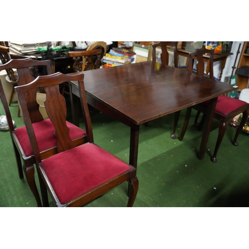 522 - A mahogany dining room table and four chairs.