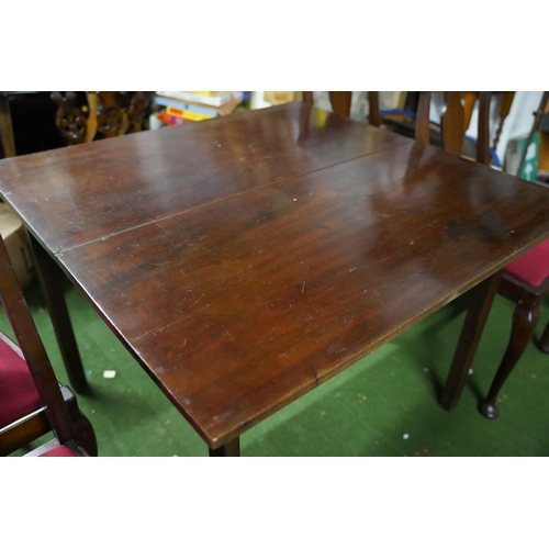 522 - A mahogany dining room table and four chairs.