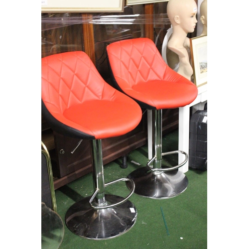 162 - A pair of bar stools.