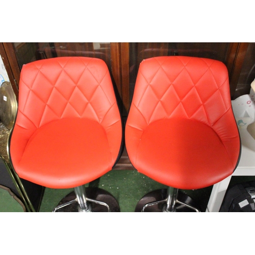 162 - A pair of bar stools.