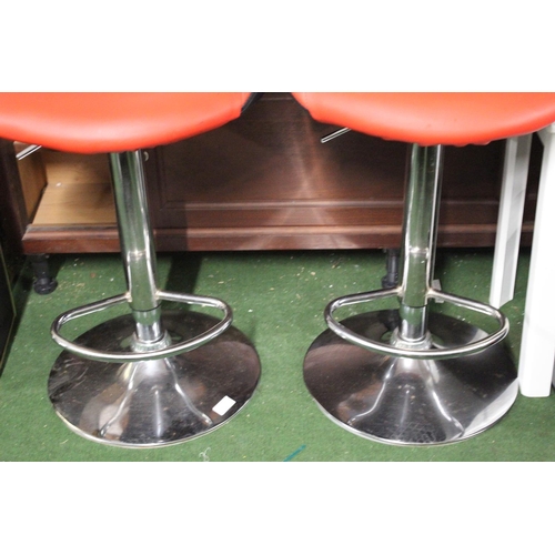 162 - A pair of bar stools.