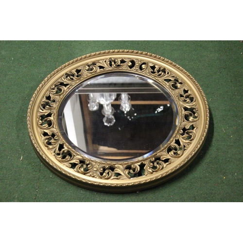 192 - A stunning circular mirror with bevelled glass.