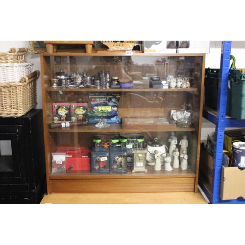 293 - A vintage bookcase with sliding glass doors. Approx 92x84x29cm.