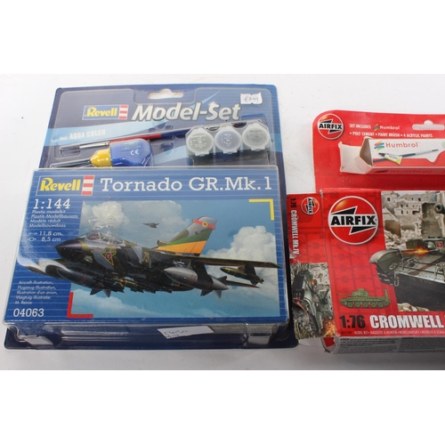 426 - 2 boxed model kits, to include Revell & Airfix.