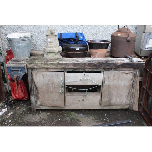 530 - A vintage workbench with Record bench vice.