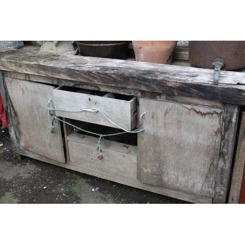 530 - A vintage workbench with Record bench vice.