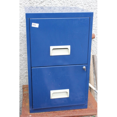 532 - A 2 drawer filing cabinet.