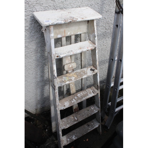 539 - A vintage wooden painters ladder.