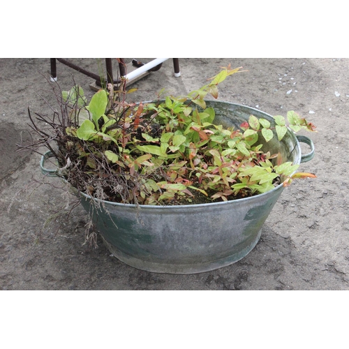 554 - A vintage galvanised washtub.