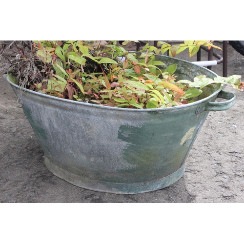 554 - A vintage galvanised washtub.