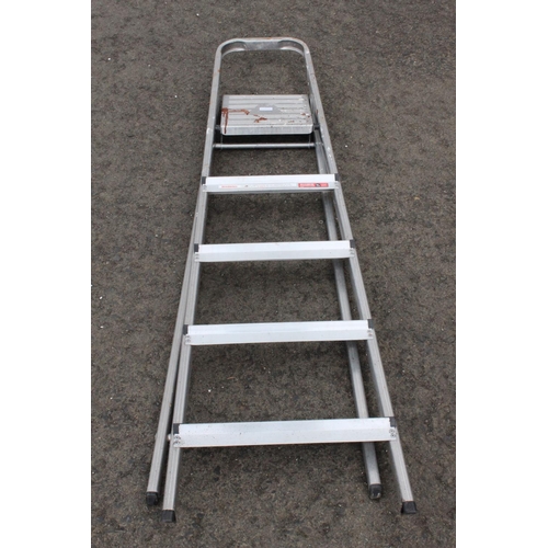 557 - A metal stepladder.