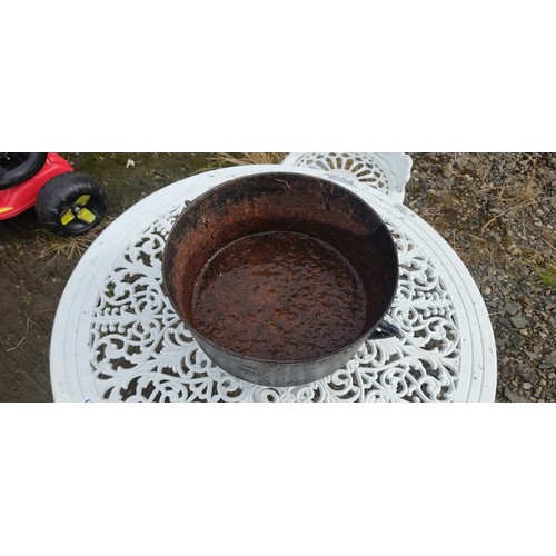 560 - A cast iron pot.