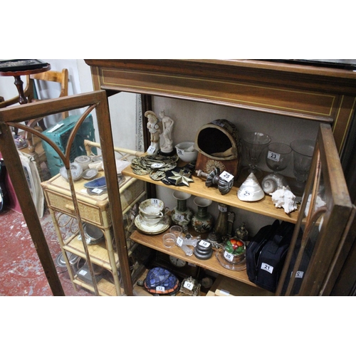 10 - A vintage/ antique China display cabinet. Measuring 123x30x75cm.