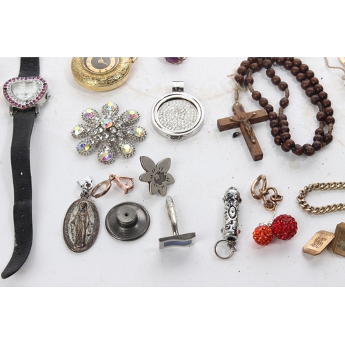 40 - An assortment of various costume jewellery etc.