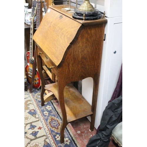 72 - An antique oak writing bureau. Measuring 101x57x35cm.