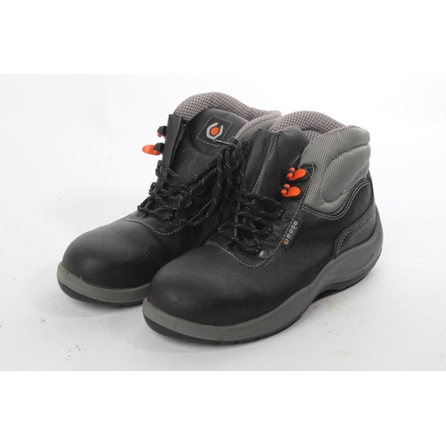 91 - A pair of Base Workboots, size 8.