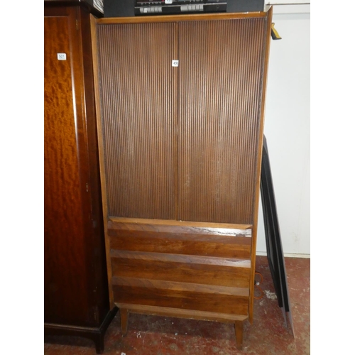 498 - A stunning Mid Century walnut first edition wardrobe by American Company, 'Lane'. (in need of some l... 