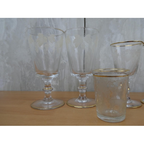 482 - A collection of assorted vintage art glasses.