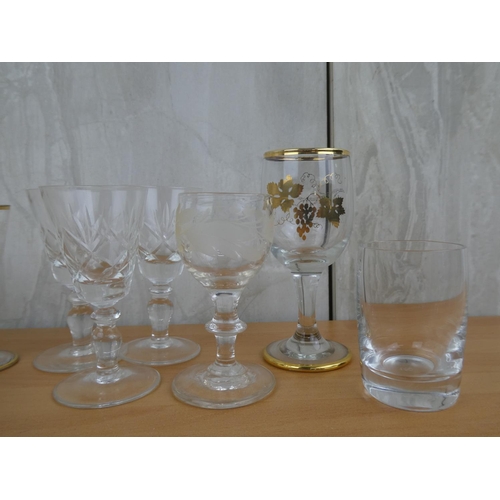 482 - A collection of assorted vintage art glasses.