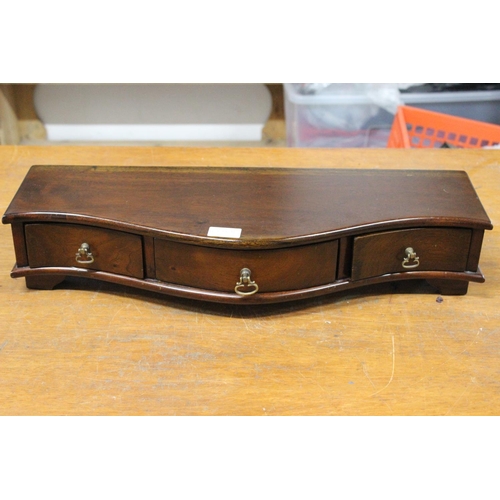 637 - A serpentine dressing table mirror base, with three drawers.